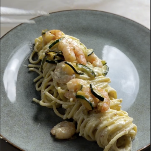 Pasta met citroenpesto, courgette & garnalen